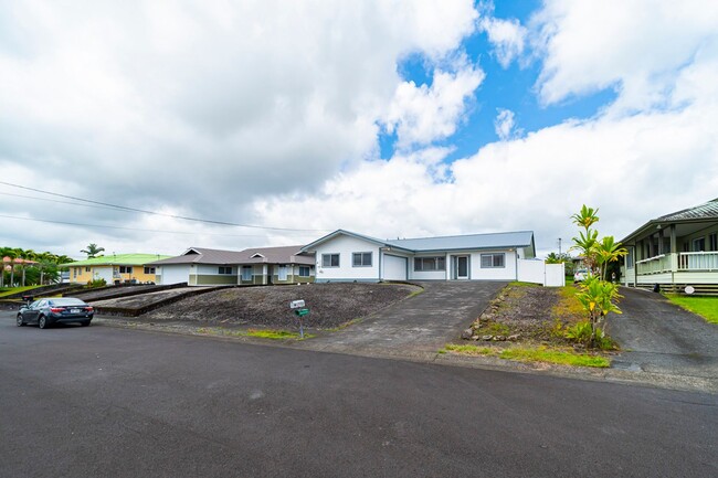 Building Photo - Available in Hilo - 3bd/2ba Home