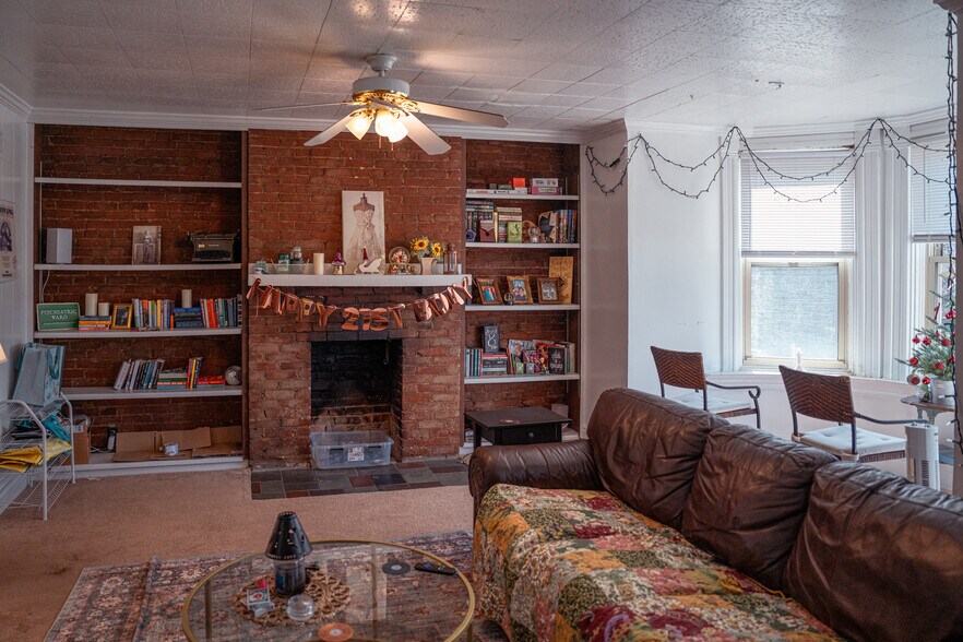 Building Photo - 627 S Negley Ave