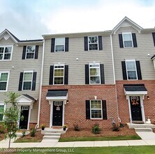 Building Photo - Fully Furnished Townhome!