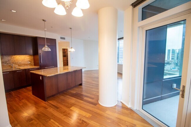 Building Photo - 1bd/1.5ba Bellevue Condo