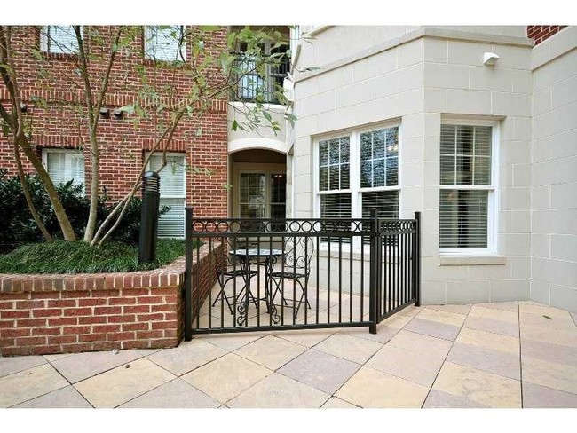 Building Photo - 3635 E Paces Cir