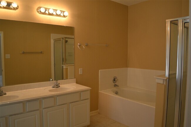 Building Photo - 2407 Pine Shadows Dr