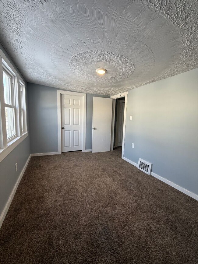 Building Photo - Spacious 4-Bedroom Barberton Home – Open House Wednesday, February 11th!