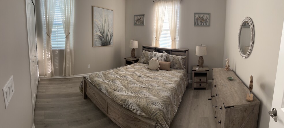 Guest bedroom with queen size bed - 119 Treasure Past Way