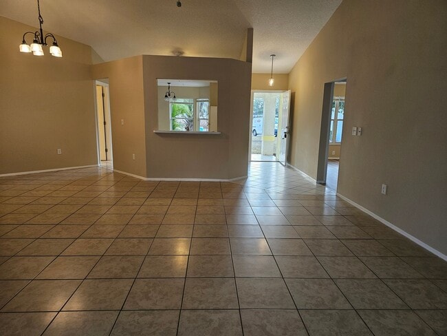 Building Photo - Move In Ready