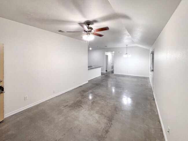 Building Photo - Modern 3-Bedroom Single-Story Home with St...