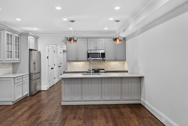 Building Photo - Bright Adams Morgan Condo with Den, Two Full Baths & In-Unit Laundry
