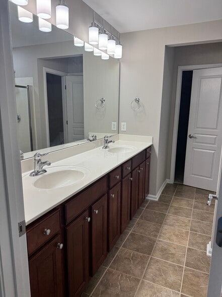 Master bathroom - 8321 Deckbar Pl