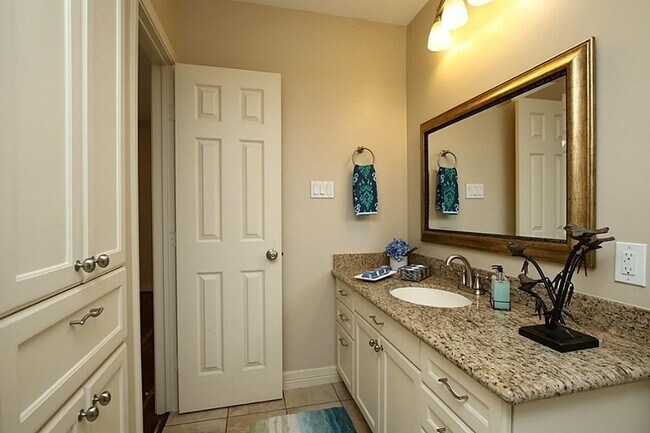 Building Photo - 5228 Woodlawn Pl