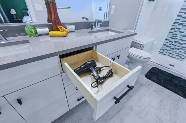 Building Photo - 6029 Benton St