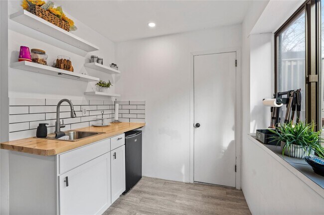 Building Photo - 22 Balmoral Cres