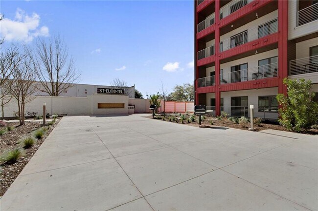 Building Photo - 1/1 Condo on Hot SOCO