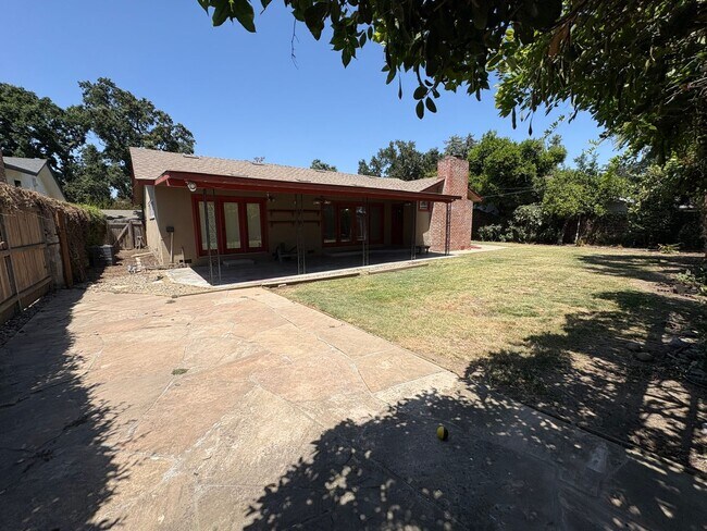 Building Photo - Visalia 2 Bed 2 Bath available now.