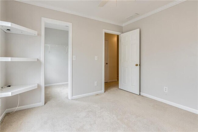 Building Photo - 2232 Woodbriar Dr