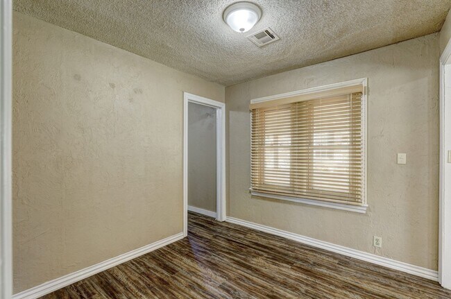 Building Photo - 3 Bed 2 Bath close to OU Med Center