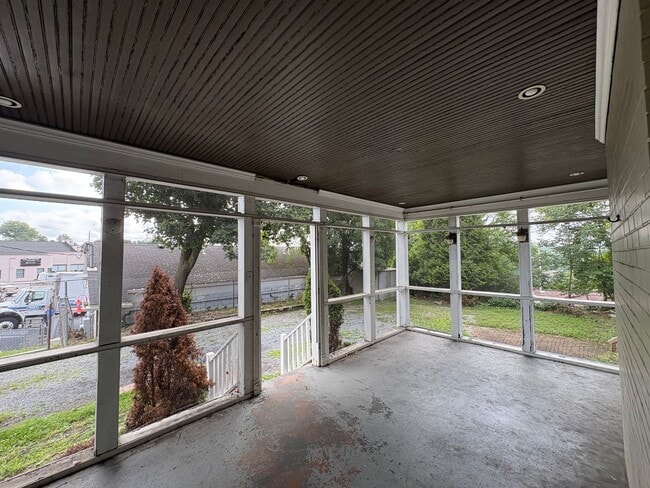Building Photo - 108 Bellevue Rd