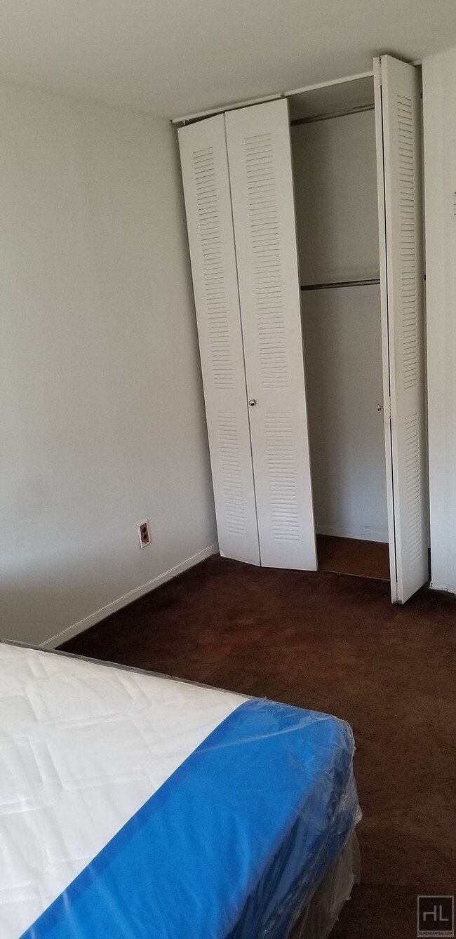 Building Photo - ROOM! ROOM! ROOM FOR RENT IN BROWNSVILLE M...