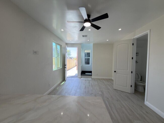 Building Photo - 5337 Saxon St