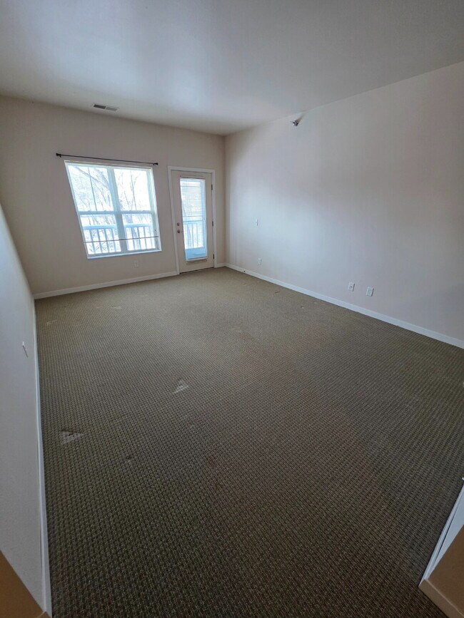 Building Photo - 2 Bedroom | 1 Bathroom 2nd Floor Apartment Available RIGHT NOW!
