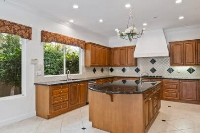 Building Photo - Luxurious, 5450 SqFt,  5 Ensuite Bedrooms ...