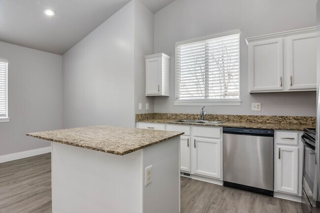Building Photo - Gorgeous Four Bedroom Home, 2600 sq. ft., ...