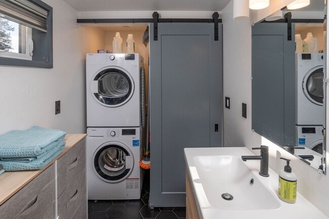 Building Photo - Hiatus Hideaway #3 - Close to Old Mill - Fully Furnished available Now