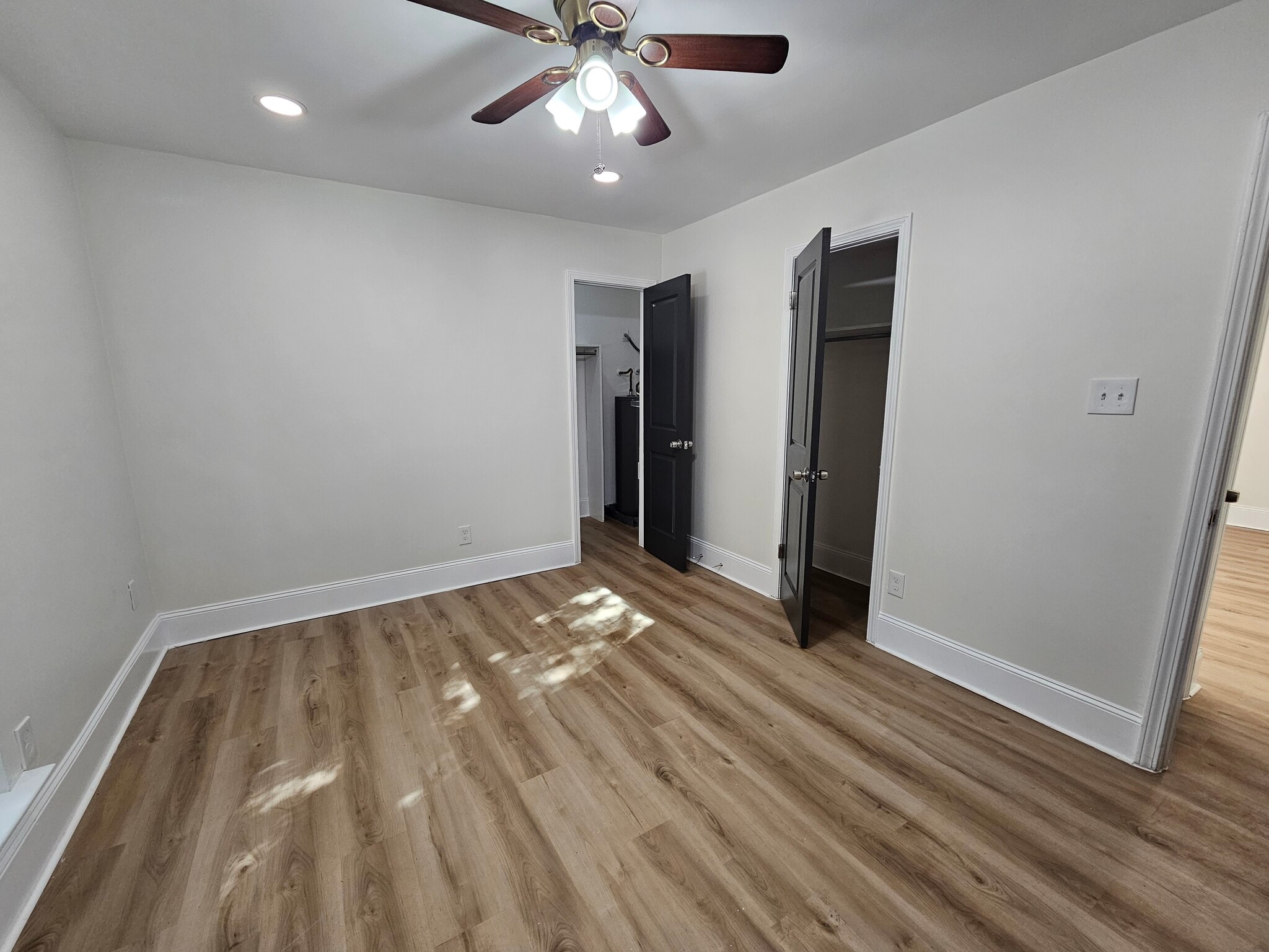 Building Photo - 4833 Zenith St