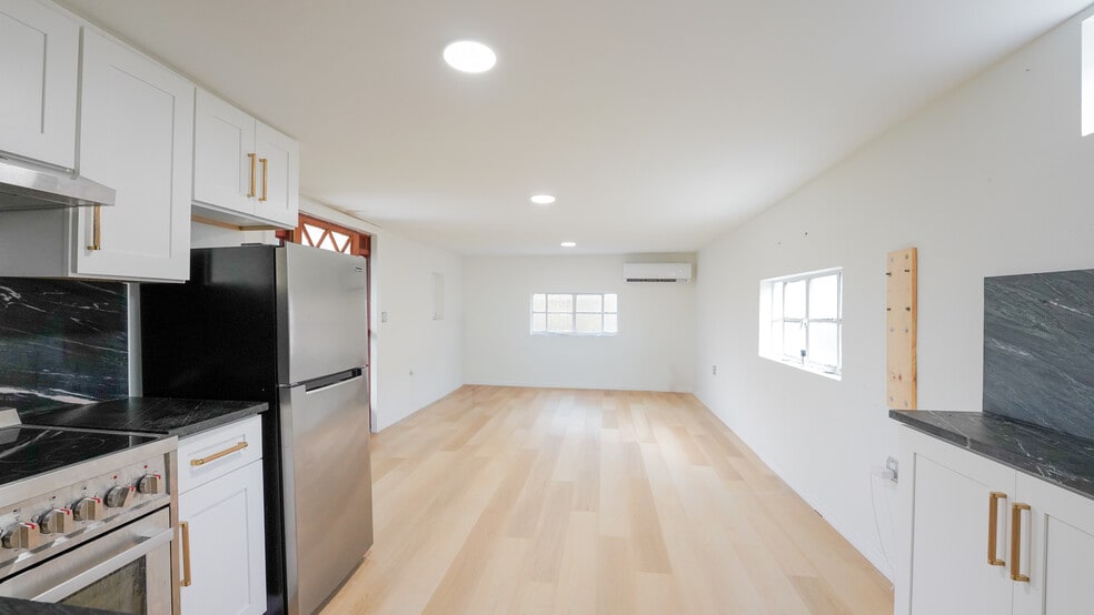 Building Photo - 310 W Idlewild Ave