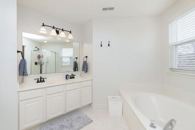 Building Photo - Beautiful updated home in West Carmel!