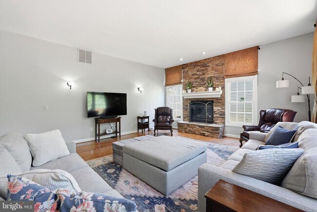 Building Photo - 5767 Bush Hill Dr