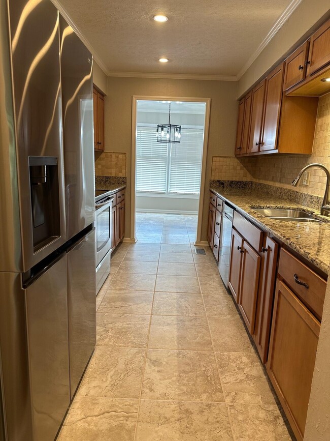 Building Photo - 3505 Lakeside Ct