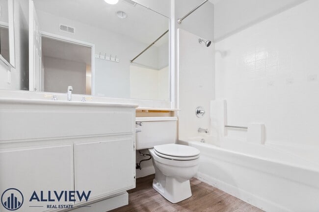 Building Photo - Updated 3 Bed, 2.5 Bath Home Available in ...