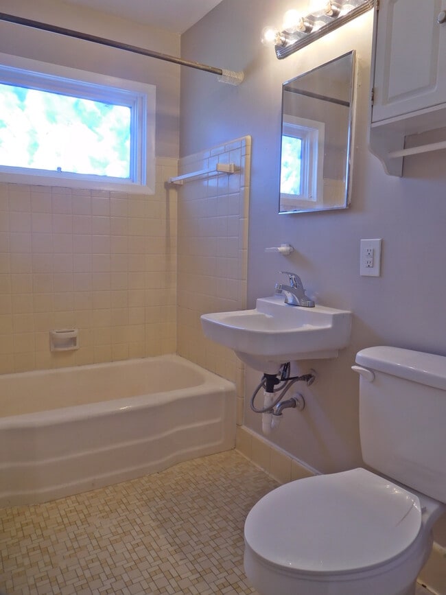 Building Photo - 3 Bed, 1.5 Bath Fenced Pets Allowed