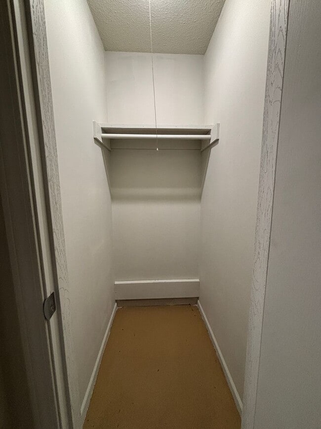Building Photo - Renovated 1 Bedroom, 1 Bath Apartment at t...