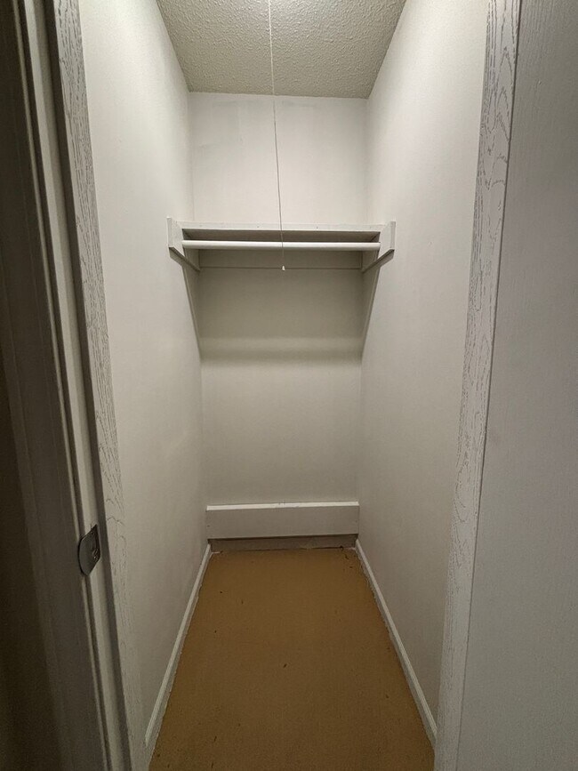 Building Photo - Renovated 1 Bedroom, 1 Bath Apartment at the Brookside Apartments!