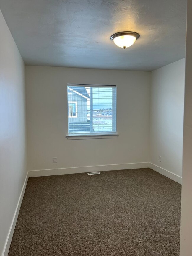Building Photo - END UNIT - 3 BED 2.5 BATH LUXURY TOWNHOME ...