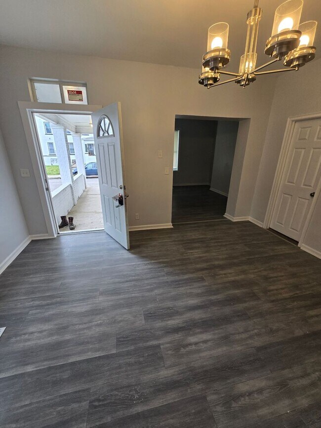 Building Photo - 3 BEDROOM SINGLE FAMILY