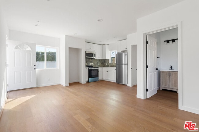 Building Photo - 15838 Chatsworth St