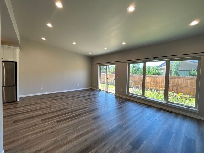 Building Photo - 2 Bedroom Townhouse in SW Redmond