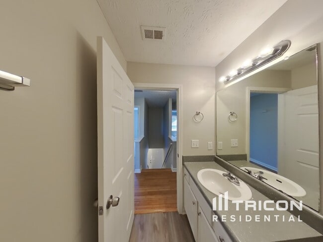 Building Photo - 2556 Tolliver Dr