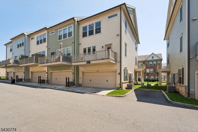 Building Photo - 10 Cortland Ct