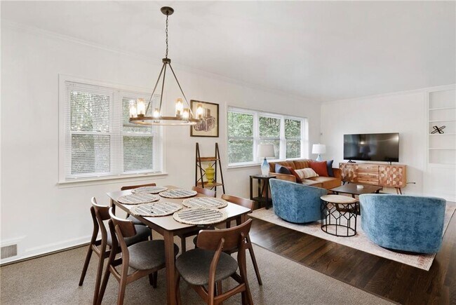 Building Photo - 961 E Rock Springs Rd NE