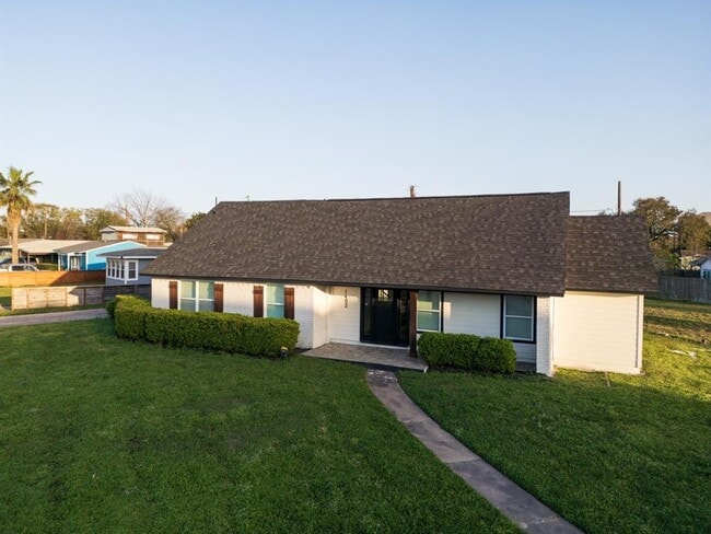 Building Photo - 1402 Bayou Shore Dr