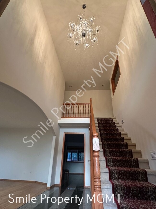 Building Photo - Lovely house with 4 bedrooms, 2 bonus room...