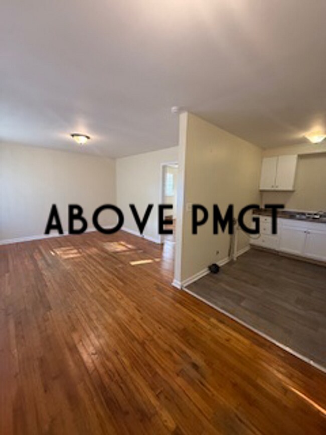 Building Photo - Renovated 1 bed, 1 bath duplex