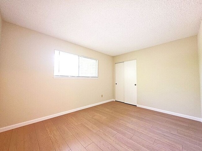 Building Photo - Beautiful, Very Large 2 Bedroom with Garage, Fireplace, Balcony & A/C Near Washoe Golf Course