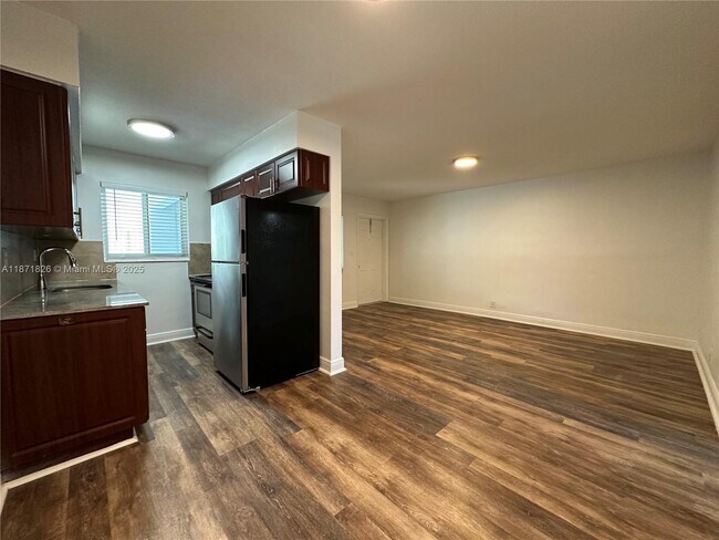 Building Photo - 110 NE 19th Ave