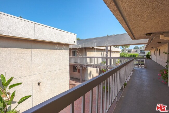 Building Photo - 15207 Magnolia Blvd