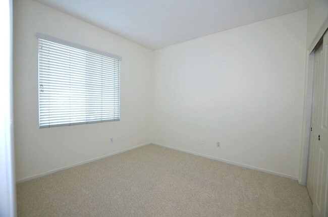 Building Photo - 4Br/3-1/2 bathroom Home