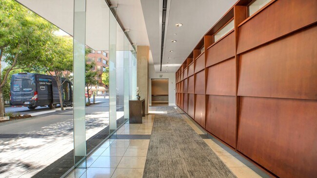 Building Photo - 250 King St